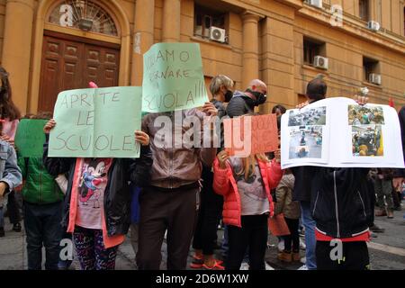 Neapel, Italien. Oktober 2020. Eltern, Kinder und Lehrer versammelten sich, um gegen die Schließung der Schulen zu protestieren und die Wiedereröffnung aller Schulen zu fordern. Der Präsident der Region Kampanien, Vincenzo De Luca, ordnete in einer Verordnung Nr. 79 vom 15. Oktober 2020 die Schließung von Schulen aller Ebenen und Universitäten in der gesamten Region an. Der Grund für diese Entscheidung ist die wachsende Zahl von Covid-19 positive in der gesamten Region Kampanien. (Foto: Pasquale Senatore/Pacific Press/Sipa USA) Quelle: SIPA USA/Alamy Live News Stockfoto
