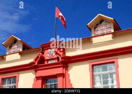 Beeindruckende Fassade des Justizpalastes oder Palacio de Justicia in der Stadt Puno, Peru, Südamerika Stockfoto