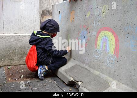 Neapel, Italien. Oktober 2020. Eltern, Kinder und Lehrer versammelten sich, um gegen die Schließung der Schulen zu protestieren und die Wiedereröffnung aller Schulen zu fordern. Der Präsident der Region Kampanien, Vincenzo De Luca, ordnete in einer Verordnung Nr. 79 vom 15. Oktober 2020 die Schließung von Schulen aller Ebenen und Universitäten in der gesamten Region an. Der Grund für diese Entscheidung ist die wachsende Zahl von Covid-19 positive in der gesamten Region Kampanien. (Foto: Pasquale Senatore/Pacific Press/Sipa USA) Quelle: SIPA USA/Alamy Live News Stockfoto