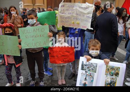 Neapel, Italien. Oktober 2020. Eltern, Kinder und Lehrer versammelten sich, um gegen die Schließung der Schulen zu protestieren und die Wiedereröffnung aller Schulen zu fordern. Der Präsident der Region Kampanien, Vincenzo De Luca, ordnete in einer Verordnung Nr. 79 vom 15. Oktober 2020 die Schließung von Schulen aller Ebenen und Universitäten in der gesamten Region an. Der Grund für diese Entscheidung ist die wachsende Zahl von Covid-19 positive in der gesamten Region Kampanien. (Foto: Pasquale Senatore/Pacific Press/Sipa USA) Quelle: SIPA USA/Alamy Live News Stockfoto