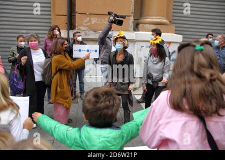 Neapel, Italien. Oktober 2020. Eltern, Kinder und Lehrer versammelten sich, um gegen die Schließung der Schulen zu protestieren und die Wiedereröffnung aller Schulen zu fordern. Der Präsident der Region Kampanien, Vincenzo De Luca, ordnete in einer Verordnung Nr. 79 vom 15. Oktober 2020 die Schließung von Schulen aller Ebenen und Universitäten in der gesamten Region an. Der Grund für diese Entscheidung ist die wachsende Zahl von Covid-19 positive in der gesamten Region Kampanien. (Foto: Pasquale Senatore/Pacific Press/Sipa USA) Quelle: SIPA USA/Alamy Live News Stockfoto