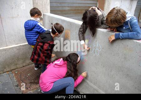 Neapel, Italien. Oktober 2020. Eltern, Kinder und Lehrer versammelten sich, um gegen die Schließung der Schulen zu protestieren und die Wiedereröffnung aller Schulen zu fordern. Der Präsident der Region Kampanien, Vincenzo De Luca, ordnete in einer Verordnung Nr. 79 vom 15. Oktober 2020 die Schließung von Schulen aller Ebenen und Universitäten in der gesamten Region an. Der Grund für diese Entscheidung ist die wachsende Zahl von Covid-19 positive in der gesamten Region Kampanien. (Foto: Pasquale Senatore/Pacific Press/Sipa USA) Quelle: SIPA USA/Alamy Live News Stockfoto