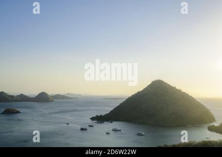Bucht und Insel in Labuan Bajo, Insel Flores, Indonesien Stockfoto