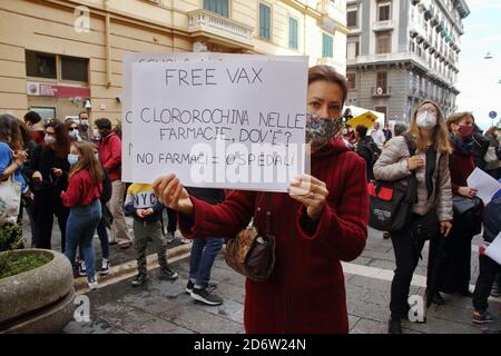 Neapel, Italien. Oktober 2020. Eltern, Kinder und Lehrer versammelten sich, um gegen die Schließung der Schulen zu protestieren und die Wiedereröffnung aller Schulen zu fordern. Der Präsident der Region Kampanien, Vincenzo De Luca, ordnete in einer Verordnung Nr. 79 vom 15. Oktober 2020 die Schließung von Schulen aller Ebenen und Universitäten in der gesamten Region an. Der Grund für diese Entscheidung ist die wachsende Zahl von Covid-19 positive in der gesamten Region Kampanien. (Foto: Pasquale Senatore/Pacific Press/Sipa USA) Quelle: SIPA USA/Alamy Live News Stockfoto