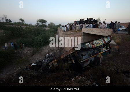 Peshawar, Pakistan. Oktober 2020. (10/16/2020) EIN Fahrzeug mit NATO-Containern wurde auf der Frontier Road abgebrannt. Nicht identifizierte Schützen greifen NATO-Container auf der Frontier Road, Khyber-Bara District an, sprühen Benzin auf NATO-Container laut Augenzeugen, schwere Waffen wurden auch auf NATO-Fahrzeuge abgefeuert. (Foto: Hussain Ali/Pacific Press/Sipa USA) Quelle: SIPA USA/Alamy Live News Stockfoto