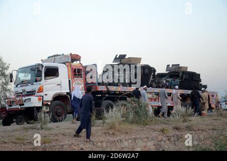 Peshawar, Pakistan. Oktober 2020. (10/16/2020) EIN Fahrzeug mit NATO-Containern wurde auf der Frontier Road abgebrannt. Nicht identifizierte Schützen greifen NATO-Container auf der Frontier Road, Khyber-Bara District an, sprühen Benzin auf NATO-Container laut Augenzeugen, schwere Waffen wurden auch auf NATO-Fahrzeuge abgefeuert. (Foto: Hussain Ali/Pacific Press/Sipa USA) Quelle: SIPA USA/Alamy Live News Stockfoto