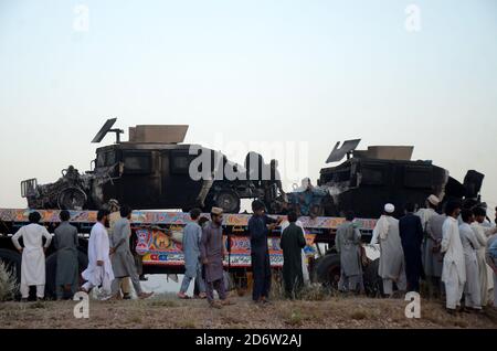 Peshawar, Pakistan. Oktober 2020. (10/16/2020) EIN Fahrzeug mit NATO-Containern wurde auf der Frontier Road abgebrannt. Nicht identifizierte Schützen greifen NATO-Container auf der Frontier Road, Khyber-Bara District an, sprühen Benzin auf NATO-Container laut Augenzeugen, schwere Waffen wurden auch auf NATO-Fahrzeuge abgefeuert. (Foto: Hussain Ali/Pacific Press/Sipa USA) Quelle: SIPA USA/Alamy Live News Stockfoto