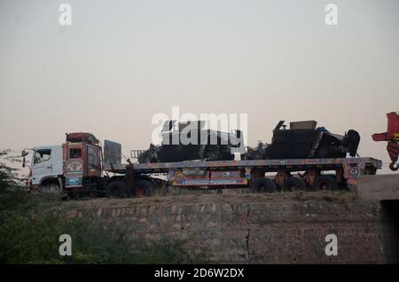 Peshawar, Pakistan. Oktober 2020. (10/16/2020) EIN Fahrzeug mit NATO-Containern wurde auf der Frontier Road abgebrannt. Nicht identifizierte Schützen greifen NATO-Container auf der Frontier Road, Khyber-Bara District an, sprühen Benzin auf NATO-Container laut Augenzeugen, schwere Waffen wurden auch auf NATO-Fahrzeuge abgefeuert. (Foto: Hussain Ali/Pacific Press/Sipa USA) Quelle: SIPA USA/Alamy Live News Stockfoto