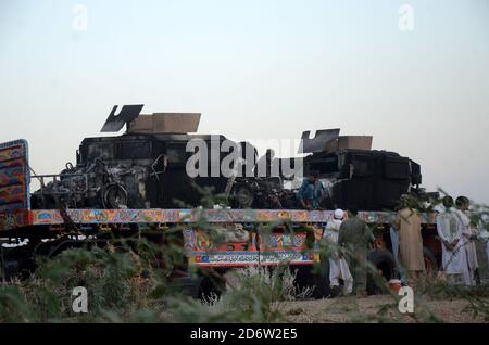 Peshawar, Pakistan. Oktober 2020. (10/16/2020) EIN Fahrzeug mit NATO-Containern wurde auf der Frontier Road abgebrannt. Nicht identifizierte Schützen greifen NATO-Container auf der Frontier Road, Khyber-Bara District an, sprühen Benzin auf NATO-Container laut Augenzeugen, schwere Waffen wurden auch auf NATO-Fahrzeuge abgefeuert. (Foto: Hussain Ali/Pacific Press/Sipa USA) Quelle: SIPA USA/Alamy Live News Stockfoto