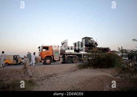 Peshawar, Pakistan. Oktober 2020. (10/16/2020) EIN Fahrzeug mit NATO-Containern wurde auf der Frontier Road abgebrannt. Nicht identifizierte Schützen greifen NATO-Container auf der Frontier Road, Khyber-Bara District an, sprühen Benzin auf NATO-Container laut Augenzeugen, schwere Waffen wurden auch auf NATO-Fahrzeuge abgefeuert. (Foto: Hussain Ali/Pacific Press/Sipa USA) Quelle: SIPA USA/Alamy Live News Stockfoto