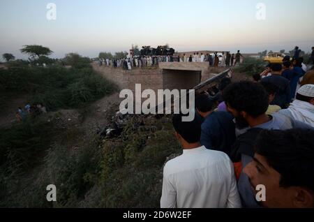 Peshawar, Pakistan. Oktober 2020. (10/16/2020) EIN Fahrzeug mit NATO-Containern wurde auf der Frontier Road abgebrannt. Nicht identifizierte Schützen greifen NATO-Container auf der Frontier Road, Khyber-Bara District an, sprühen Benzin auf NATO-Container laut Augenzeugen, schwere Waffen wurden auch auf NATO-Fahrzeuge abgefeuert. (Foto: Hussain Ali/Pacific Press/Sipa USA) Quelle: SIPA USA/Alamy Live News Stockfoto