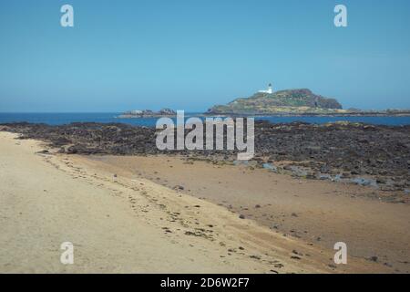 Gelber Sandstrand und weißer Leuchtturm auf der Insel im Hintergrund an einem sonnigen Sommertag. Insel Fidra vom Yellowcraig Beach, East Lothian, Schottland, Vereinigtes Königreich Stockfoto