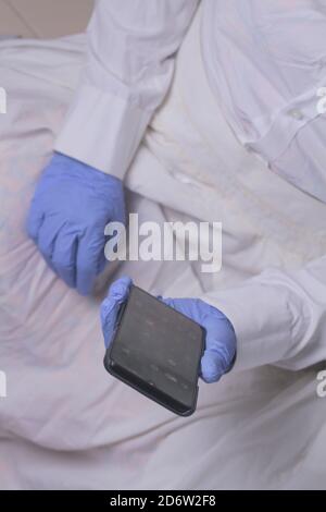 Arzt mit Smartphone-App im Krankenhausbüro, Nahaufnahme der weiblichen Person Hände halten Handy mit leerem Bildschirm als Mock-up-Kopierraum. Stockfoto