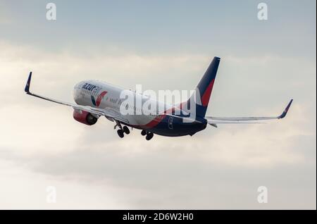 Ukraine, Kiew - 10. Oktober 2020: Ukrainische Flugzeuge UR-AZF AZUR AIR UKRAINE BOEING 737-800. Das Flugzeug auf der Landebahn des Boryspil International Stockfoto