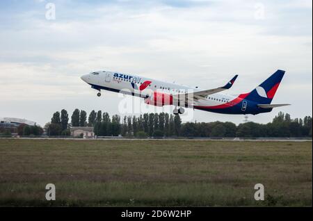 Ukraine, Kiew - 10. Oktober 2020: Ukrainische Flugzeuge UR-AZF AZUR AIR UKRAINE BOEING 737-800. Das Flugzeug auf der Landebahn des Boryspil International Stockfoto