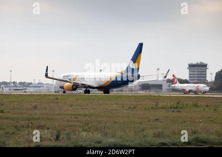 Ukraine, Kiew - 10. Oktober 2020: Ukrainische Flugzeuge UR-AZE AZUR AIR UKRAINE BOEING 737-800. Das Flugzeug auf der Landebahn des Boryspil International Stockfoto