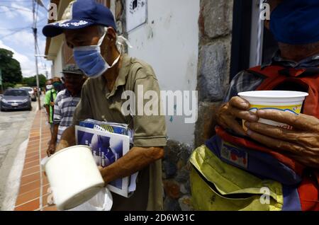 Valencia, Carabobo, Venezuela. Oktober 2020. Bildunterschrift:17. Oktober 2020.Nachbarn Unternehmen soziale Arbeit durch Fütterung mit Hilfe von Händlern in der Branche, die bedürftigsten älteren Menschen in der Nachbarschaft Föderation der Gemeinde Miguel PeÃ±A, südlich der Stadt Valencia. Carabobo State, Venezuela - Foto: Juan Carlos Hernandez Kredit: Juan Carlos Hernandez/ZUMA Wire/Alamy Live News Stockfoto