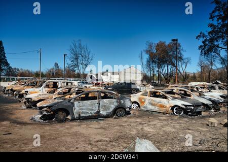 Verbrannte Autos in einem Autohaus in Phoenix Oregon nach Das verheerende Feuer von Almeda Stockfoto