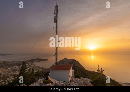 Basisstation für Mobiltelefone auf dem Berg oberhalb des Ägäis Stockfoto