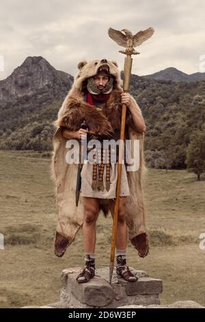 Ein Aquilifer-Soldat, Träger des römischen Adlerstandard. Stockfoto