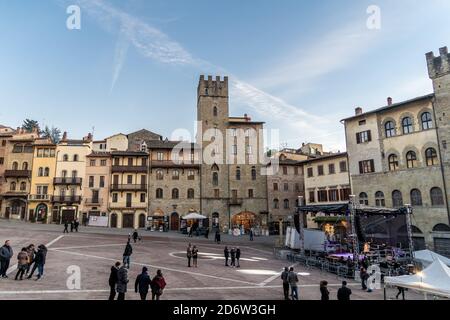 Arezzo, Toskana, Italien, Dezember 2019: Altes Gebäude auf dem Hauptplatz der Stadt Arezzo, Piazza Grande, Toskana, Italien. Stockfoto