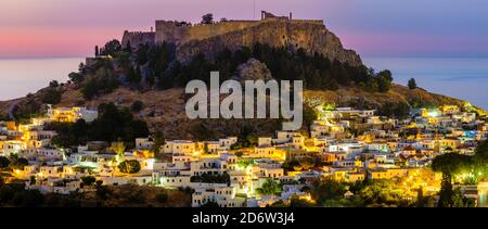 Rhodos, Griechenland-Panoramablick auf Lindos, Stadt, Festung und Akropolis. Stockfoto