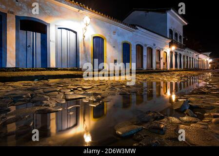 Leere Straße im historischen Zentrum von Paraty bei Nacht Stockfoto