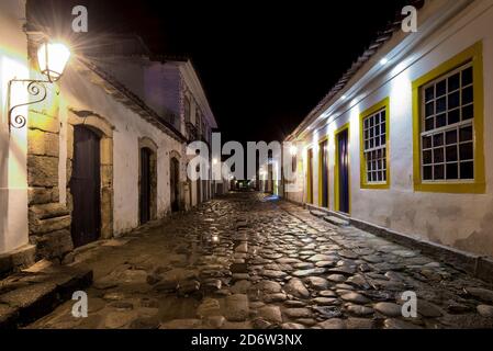 Leere Straße im historischen Zentrum von Paraty bei Nacht Stockfoto