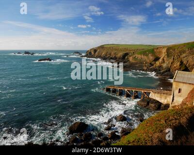 Das alte Rettungsboot Haus in Polpear Cove, die Lizard, an einem sonnigen Novembertag. Stockfoto