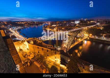 Nachtansicht der gewölbten Luis I Brücke mit niedriger Ebene Straße und eine Metro-Linie auf hoher Ebene zwischen Porto und Vila Nova de Gaia Städte in Portugal Stockfoto