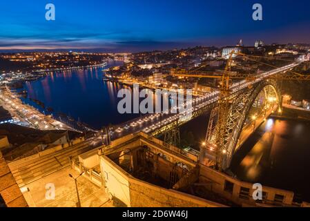 Nachtansicht der gewölbten Luis I Brücke mit niedriger Ebene Straße und eine Metro-Linie auf hoher Ebene zwischen Porto und Vila Nova de Gaia Städte in Portugal Stockfoto