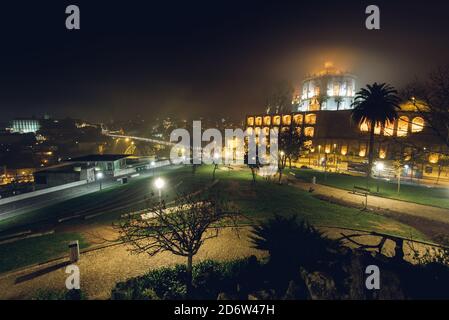 Nachtansicht des historischen Klosters von Serra do Pilar in Vila Nova de Gaia, Portugal Stockfoto