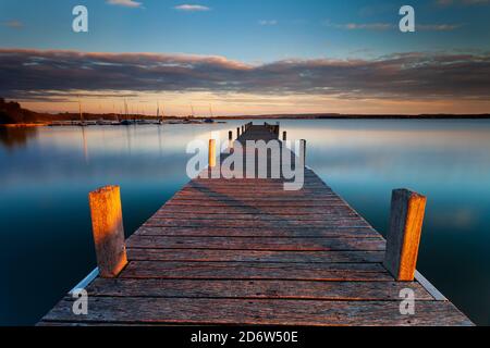 Ruhiger Abend am Altmühlsee, Langzeitbelichtung am Steg, Abendliches Farbspiel vor Sonnenuntergang am Altmühlsee, ruhiger Abend am altmühlsee Stockfoto