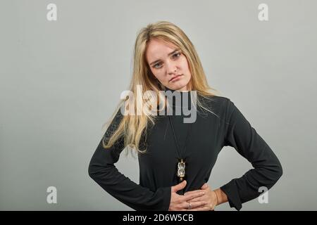 Dickdarm, Menschen mit Bauchschmerzen Problemkonzept, Anatomie. Leiden an Bauchschmerzen. Gestresste Hände Bauch mit schlechten Wehen Schmerzen. Diese Krämpfe ruinieren meinen ganzen Tag. Frau Stockfoto