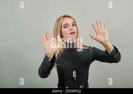 Handarm angehoben Luft wütend Blick gerade Sie werden nicht durch Gesichtsausdruck hart passieren. Ernst aussehende strenge Anforderungen stoppen, zieht die Hand nach vorne Kamera, sagt nein, stimmt nicht, Stirnrunzeln Gesicht, Warnung Stockfoto