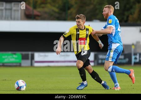 Lloyd Kerry (17) von Harrogate Town in Aktion während der Spiel Stockfoto