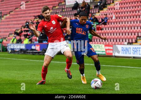 Demi Mitchell (15) von Blackpool kämpft mit Luke Murphy (28) Von Crewe Alexandra Stockfoto