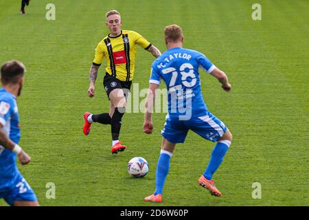 Calvin Miller (19) aus Harrogate Town und Chris Taylor (28) Von Barrow in Aktion während des Spiels Stockfoto