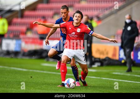 Perry Ng (2) von Crewe Alexandra wird von Jerry angegangen Yates (9) von Blackpool Stockfoto