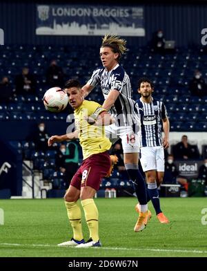 Burnleys Ashley Westwood (links) und West Bromwich Albions Conor Gallagher kämpfen während des Premier League-Spiels bei den Hawthorns, West Bromwich, um den Ball. Stockfoto