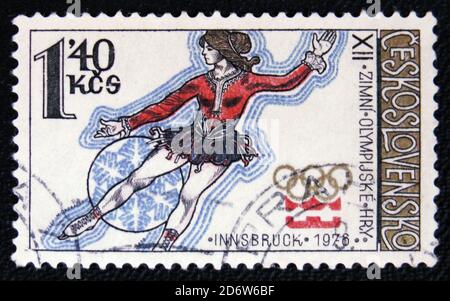 MOSKAU, RUSSLAND - 7. JANUAR 2017: Eine in DER TSCHECHOSLOWAKEI gedruckte Briefmarke zeigt Eiskunstlauf bei den Olympischen Winterspielen 1976 in Innsbruck, Österreich, circa Stockfoto