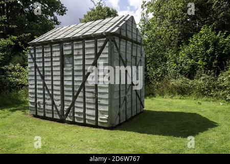 KINGS LYNN, GROSSBRITANNIEN - 07. Aug 2019: Rachel Whitereads Betonhütte Houghton Hut auf dem Gelände der Houghton Hall Stockfoto