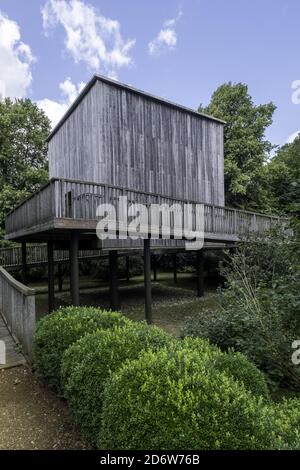 KINGS LYNN, VEREINIGTES KÖNIGREICH - 07. Aug 2019: James Turrells Skyspace wird selten in Houghton Hall gesehen. Man sitzt drinnen und es gibt ein quadratisches Loch im Roo Stockfoto