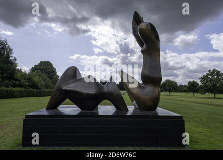 KINGS LYNN, GROSSBRITANNIEN - 07. Aug 2019: Die imposante 2-teilige, groß-liegende 2-Figur-Skulptur von Henry Moore in Houghton Hall 2019 Stockfoto