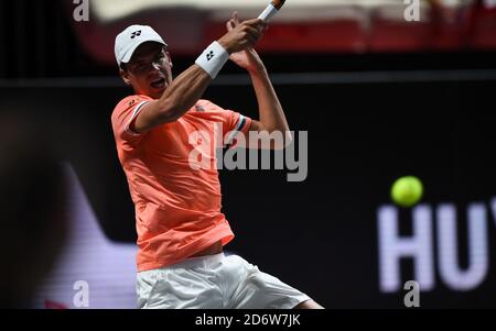 Köln, Deutschland. Oktober 2020. Tennis: ATP Tour - Kölner Meisterschaften (ATP), Einzel, Männer, 1. Runde, Gerassimow (Weißrussland) - Altmaier (Deutschland). Daniel Altmaier spielt den Ball. Quelle: Jonas Güttler/dpa/Alamy Live News Stockfoto