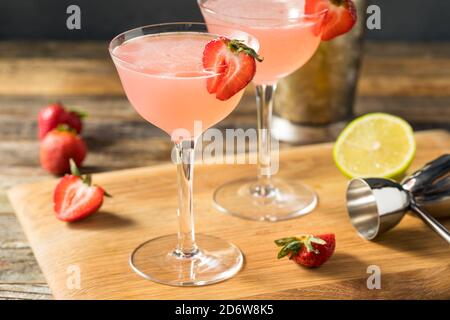 Erfrischender, spritziges Erdbeer-Daiquiri mit Rum und Limette Stockfoto