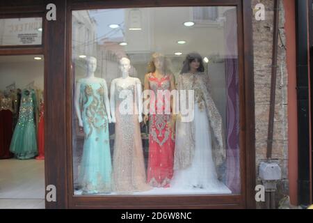 Schaufenster im albanischen Viertel der Stadt Skopje im Norden Mazedonien Stockfoto