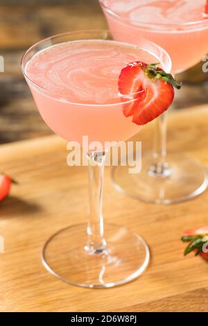 Erfrischender, spritziges Erdbeer-Daiquiri mit Rum und Limette Stockfoto