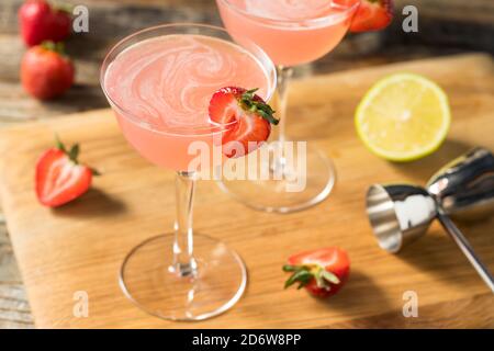 Erfrischender, spritziges Erdbeer-Daiquiri mit Rum und Limette Stockfoto