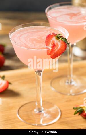 Erfrischender, spritziges Erdbeer-Daiquiri mit Rum und Limette Stockfoto